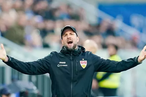 لقطع الطريق على الأندية المهتمة.. شتوتجارت يمدد عقد مدربه سيباستيان هونيس